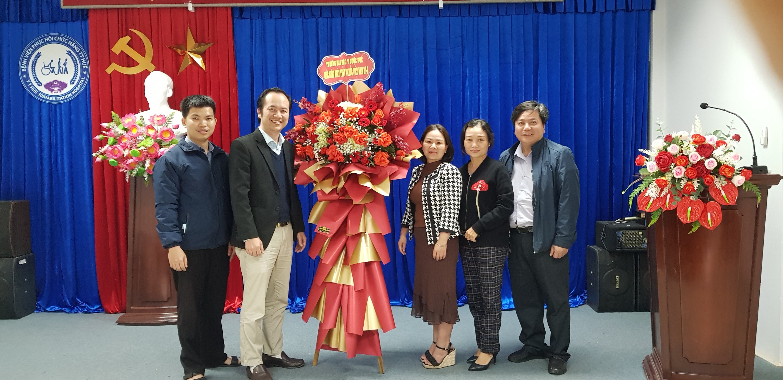 ThS.BS Hà Chân Nhân đại diện trường Đại học Y Dược Huế thăm và tặng hoa chúc mừng